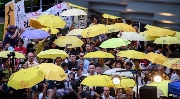 متظاهرون من "حركة المظلات" في تجمع خارج مقر الحكومة (إ ب أ)
