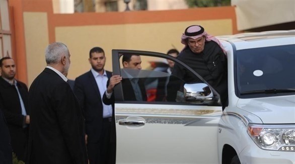 المبعوث القطري إلى غزة محمد العمادي يركب سيارته (أرشيف)