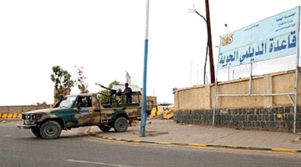 دورية حوثية أمام قاعدة الديلمي في صنعاء (أرشيف)