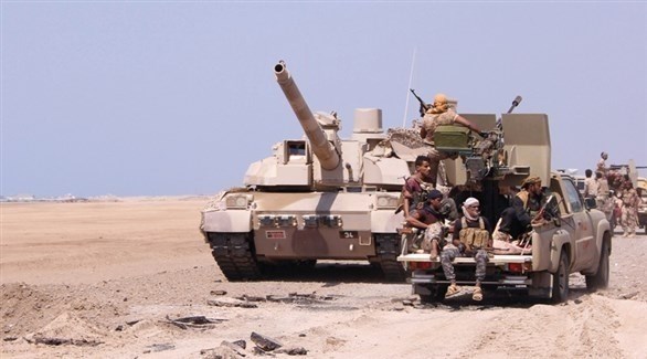 جنود يمنيون على شاحنة معدلة قرب دبابة (أرشيف)