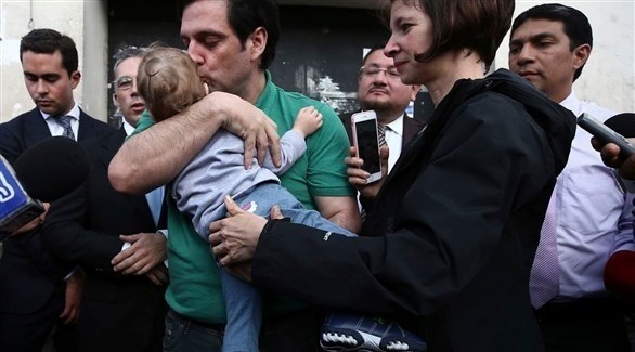 بول سيغليا مع عائلته أمام المحكمة أمس الثلاثاء بعد صدور القرار القضائي (تويتر)