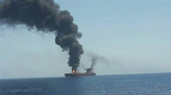 تصاعد دخان الحريق في ناقلة نفط ببحر عمان (تويتر)