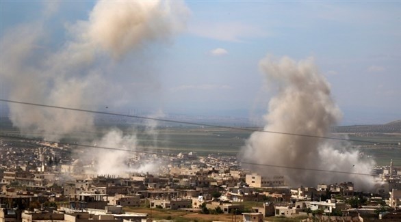 تصاعد أعمدة الدخان في إدلب بعد قصف القوات الحكومية (أرشيف)