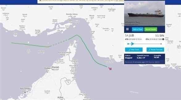 رسم لحركة إحدى السفن التي تعرضت للهجوم اليوم في بحر عمان (تويتر)