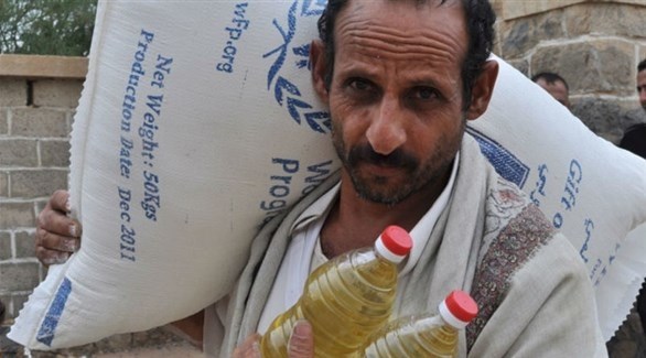 يمني يحمل بعض المساعدات الغذائية (أرشيف)