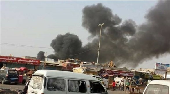 دخان يتصاعد من أحد المباني المقصوفة من قبل الحوثيين بالحديدة (أرشيف)