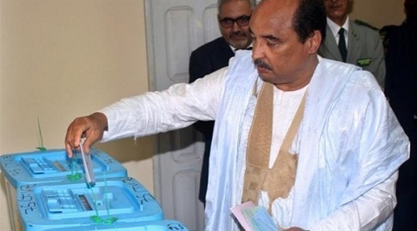 الرئيس الموريتاني محمد ولد عبد العزيز يدلي بصوته في انتخابات سابقة (أرشيف)