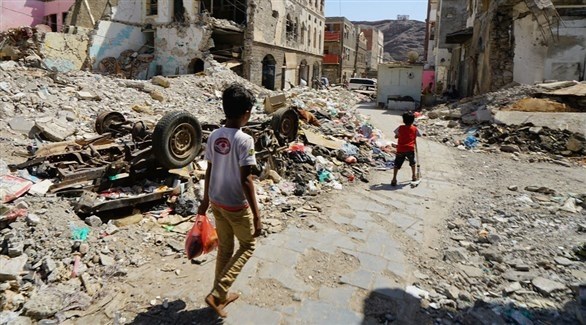 أطفال يمنيون بين مباني مدمرة بقصف حوثي (أرشيف)