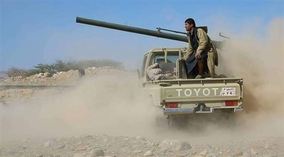 جندي يمني يراقب انطلاق قذيفة من مدفع محمول على شاحنة خفيفة (أرشيف)