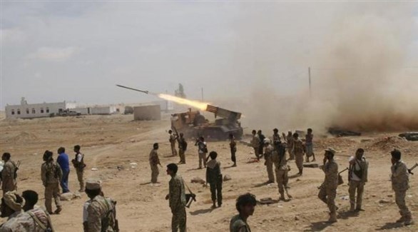 جنود يمنيون حول راجمة صواريخ تقصف موقعاً حوثياً (أرشيف)