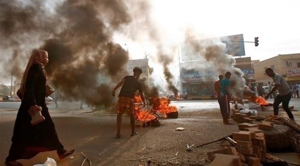 سودانيون يشعلون إطارات في أحد شوارع الخرطوم (أرشيف)
