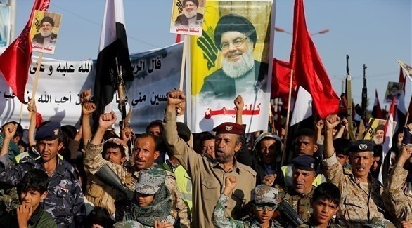 عناصر من ميليشيا الحوثي يرفعون رايات حزب الله اللبناني وصور زعيمه حسن نصرالله (أرشيف)