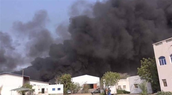 دخان يتصاعد من مبان قصفتها ميليشيا الحوثي في الحديدة (أرشيف)