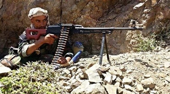 مسلح يمني يستعد لإطلاق النار من سلاحه الرشاش (أرشيف)