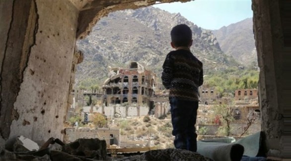 طفل ينظر إلى بعض المنازل المدمرة (أرشيف)