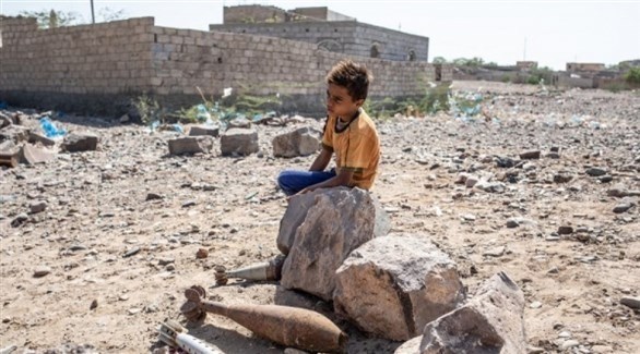 طفل يمني يجلس على حطام مبنى مدمر (أرشيف)