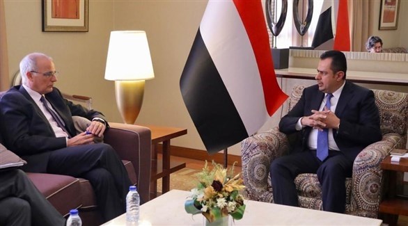 رئيس الحكومة اليمنية معين عبد الملك مع السفير البريطاني (أرشيف)