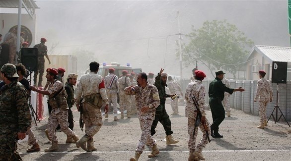 جنود يساعدون زملاءهم المصابين في هجوم عدن (أ ف ب)