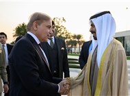 خليفة بن طحنون يستقبل رئيس وزراء باكستان في واحة الكرامة