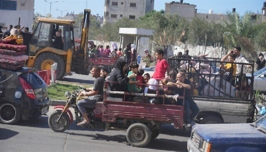 فلسطينيون يفرون من شمال قطاع غزة بعد الغارات الإسرائيلية (إكس)