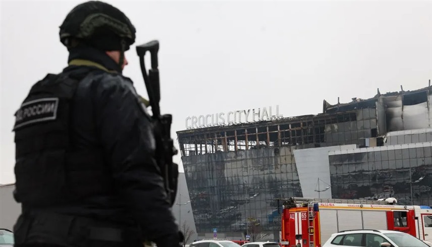 ضابط إنفاذ قانون روسي في موقع الهجوم الإرهابي بقرب موسكو (إكس)