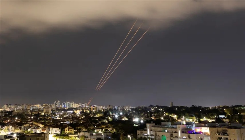 إطلاق صواريخ إيرانية باتجاه إسرائيل. (رويترز)