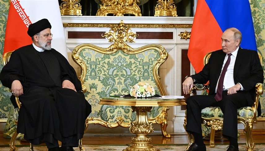 لقاء سابق بين الرئيس الروسي فلاديمير بوتين ونظيره الإيراني إبراهيم رئيسي (أرشيف)