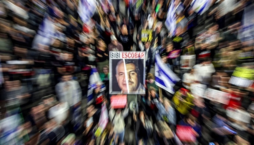 إسرائيليون يتظاهرون ضد رئيس الوزراء بنيامين نتانياهو في تل أبيب.