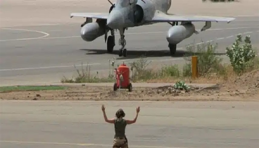 جندي أمريكي يوجه طائرة في قاعدة عسكرية بنجامينا التشادية (أرشيف)