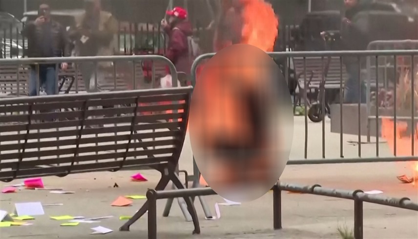 لقطة من فيديو إحراق الرجل نفسه أمام محكمة مانهاتن (رويترز)