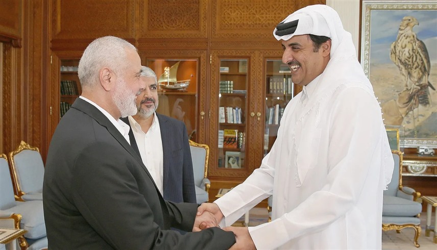 أمير قطر الشيخ تميم بن حمد آل ثاني مع زعيمي حماس إسماعيل هنية وخالد مشعل (أرشيف)