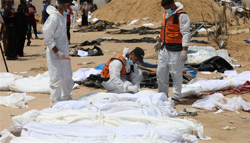 فريق طبي ينتشل جثامين ضحايا قتلوا على يد الجيش الإسرائيلي في مستشفى الشفاء بغزة (وكالات)