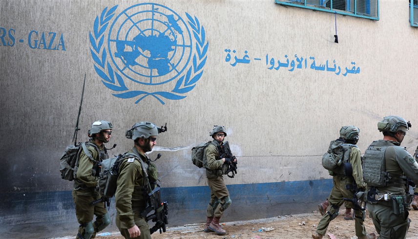 قوات إسرائيلية أمام مقر الأونروا (رويترز)