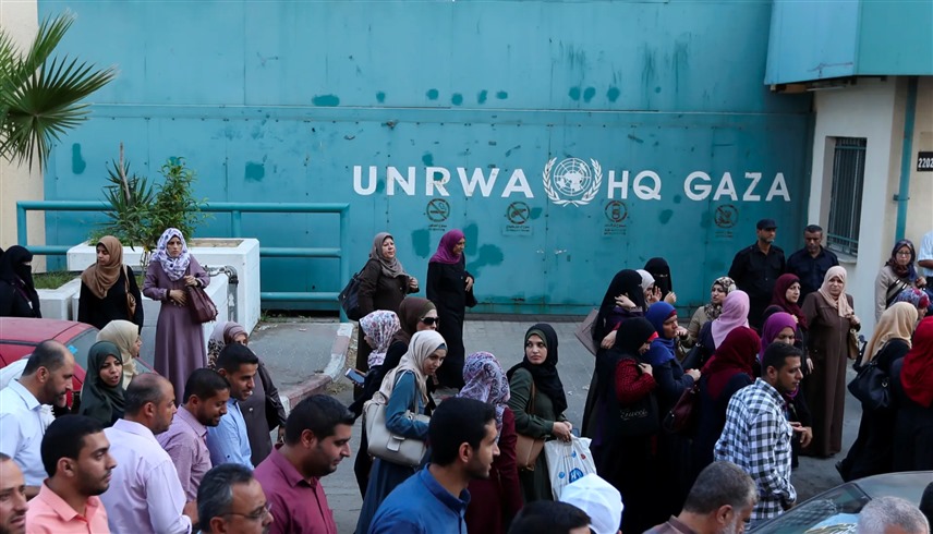 فلسطينيون أمام مقر الأونروا في غزة (رويترز)