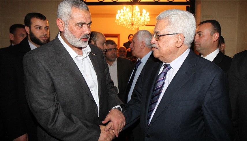 لقاء سابق بين الرئيس الفلسطيني محمود عباس ورئيس المكتب السياسي لحماس إسماعيل هنية (أرشيف)