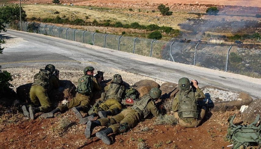 قوات من الجيش الإسرائيلي على الحدود اللبنانية (رويترز)