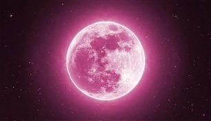 ماذا تعرف عن "القمر الوردي" الذي يضيء سماء الإمارات؟