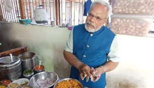 رئيس وزراء الهند يبيع الطعام.. ما حقيقة الصورة؟