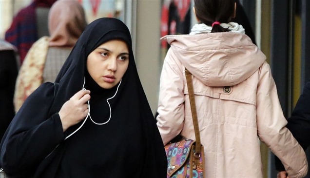 إيران تفرض إجراءات أكثر صرامة ضد مخالفات قواعد الحجاب