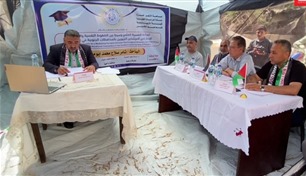 طالب في غزة يناقش شهادة الماجستير في خيمة برفح  