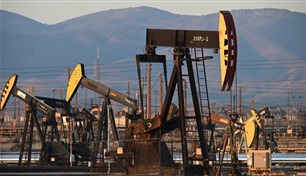 أسعار النفط تتراجع مع زيادة المخزونات الأمريكية