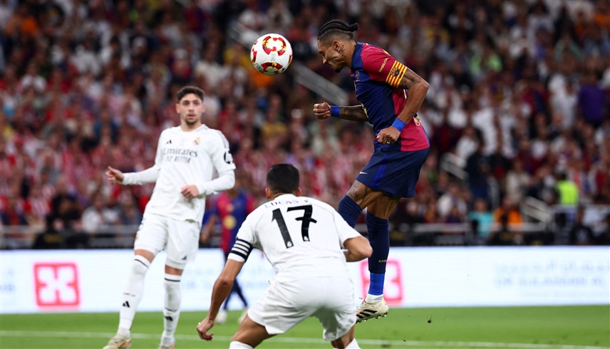 من لقاء ريال مدريد وبرشلونة (رويترز)