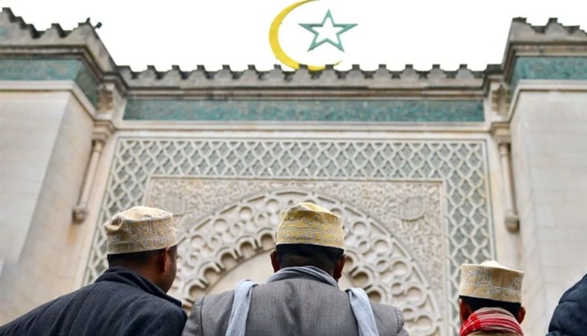 مصلين في أحد المساجد بفرنسا (إكس)
