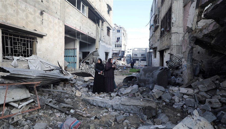 فلسطينيتان وسط الدمار في غزة (أرشيف)