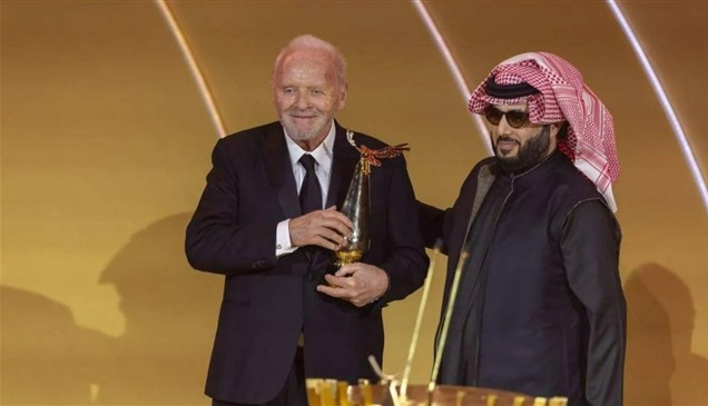 أنتوني هوبكنز يضيء "موسم الرياض" بحفل موسيقي حيّ 