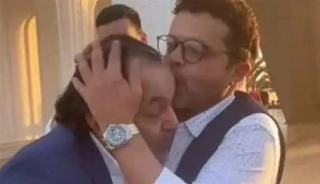 علاء مرسي يتحدث عن تتقبيل يد محمد هنيدي 