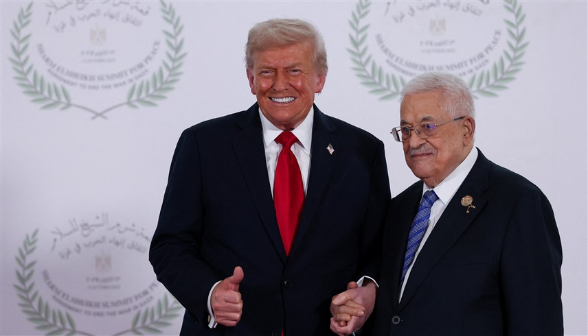 الرئيسان الفلسطيني محمود عباس والأمريكي دونالد ترامب في شرم الشيخ (رويترز)