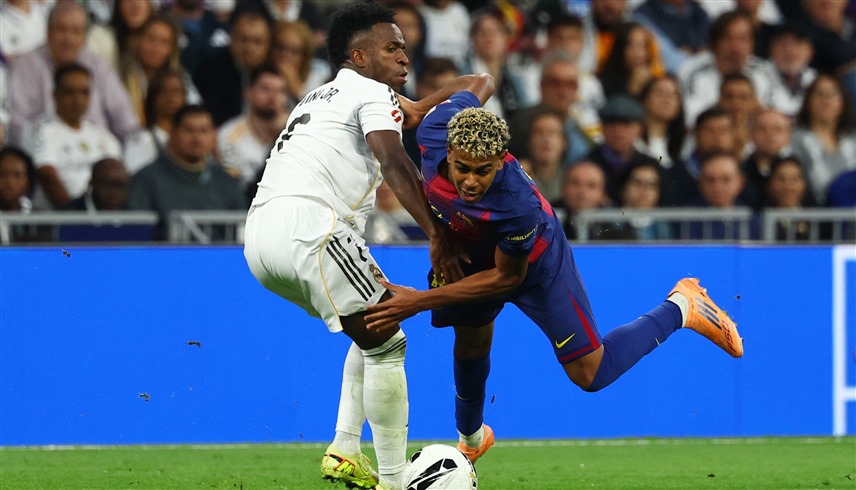 من لقاء ريال مدريد وبرشلونة (رويترز)