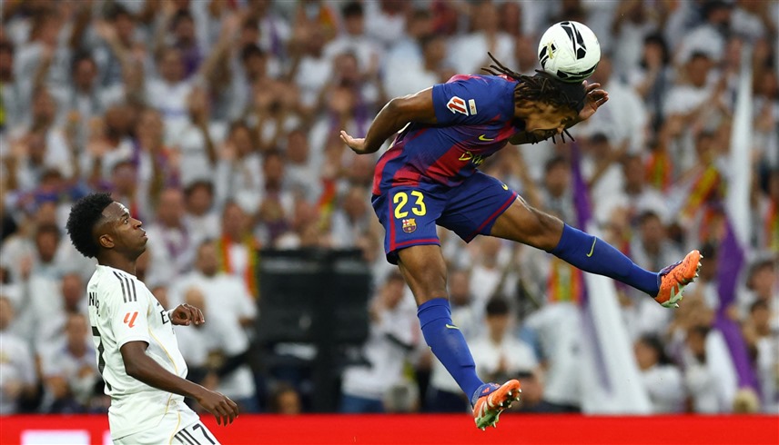 من مباراة ريال مدريد وبرشلونة (رويترز)