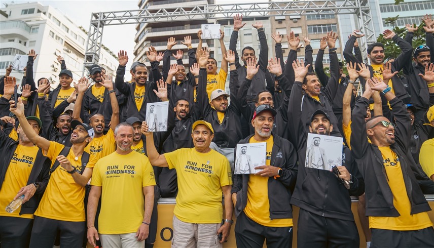 لقطة جماعية للمسؤولين والمشاركين في سباق زايد الخيري (وام)
